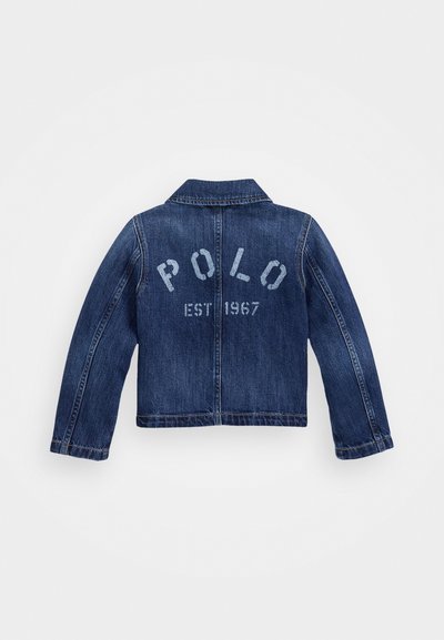 Chaqueta de mezclilla en azul oscuro con cuello. Presenta "POLO" y "EST 1967" en letras desvanecidas en la parte trasera. Ajuste estándar con mangas largas.