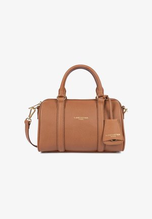 Sac à main en cuir texturé marron avec double poignée, bandoulière détachable, et embossage du logo Lancaster Paris en or sur le devant et sur l'étiquette.