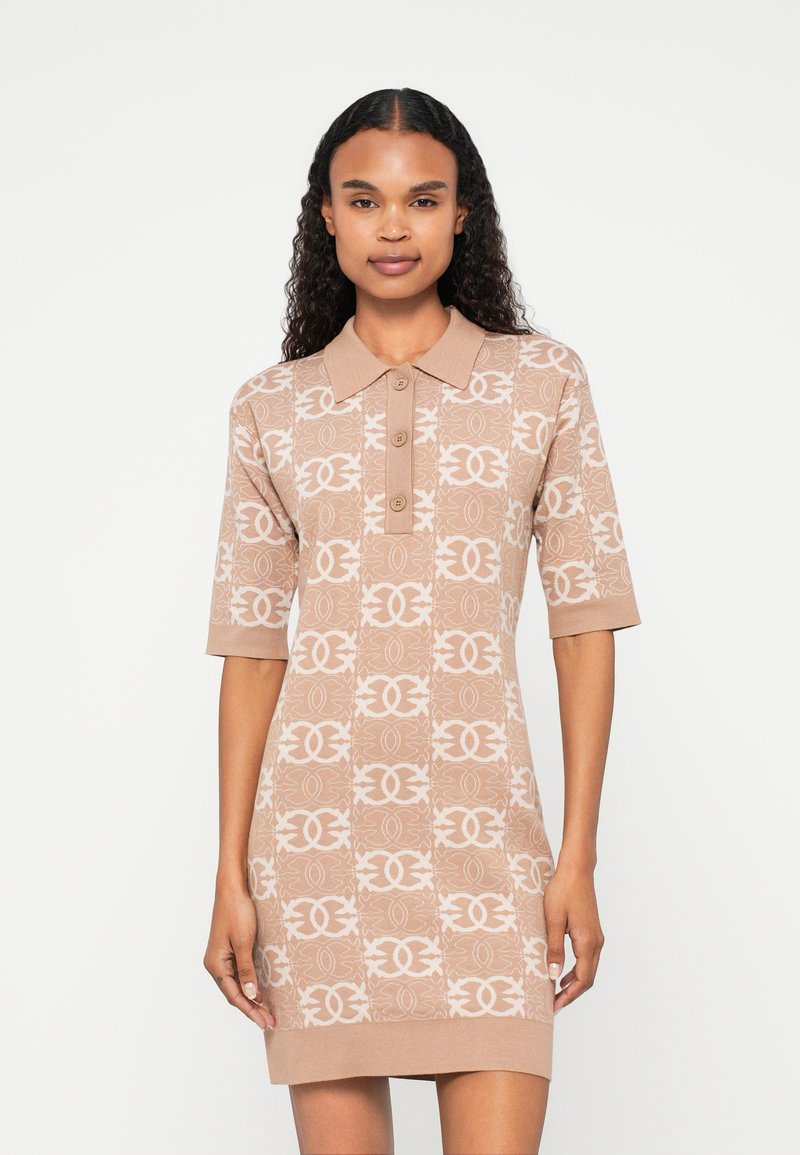 Vestido de polo de malha em castanho claro com padrão de marca em branco. Mangas curtas, colarinho, casa de botões e silhueta justa. Textura suave.