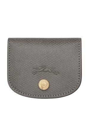 Geldbörse aus grauem strukturiertem Leder mit genähten Kanten, geprägtem Logo eines laufenden Pferdes und einem runden goldenen Knopf, der mit dem Markennamen graviert ist.