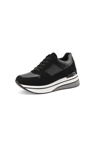 Sneaker nera realizzata con una combinazione di materiali in suede e rete, punta tonda, accenti testurizzati e suola a strisce bianche.
