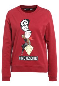 Sudadera roja con un gráfico de una mujer con acentos de leopardo, sosteniendo un diamante amarillo. Logotipo "LOVE MOSCHINO" exhibido de manera prominente.