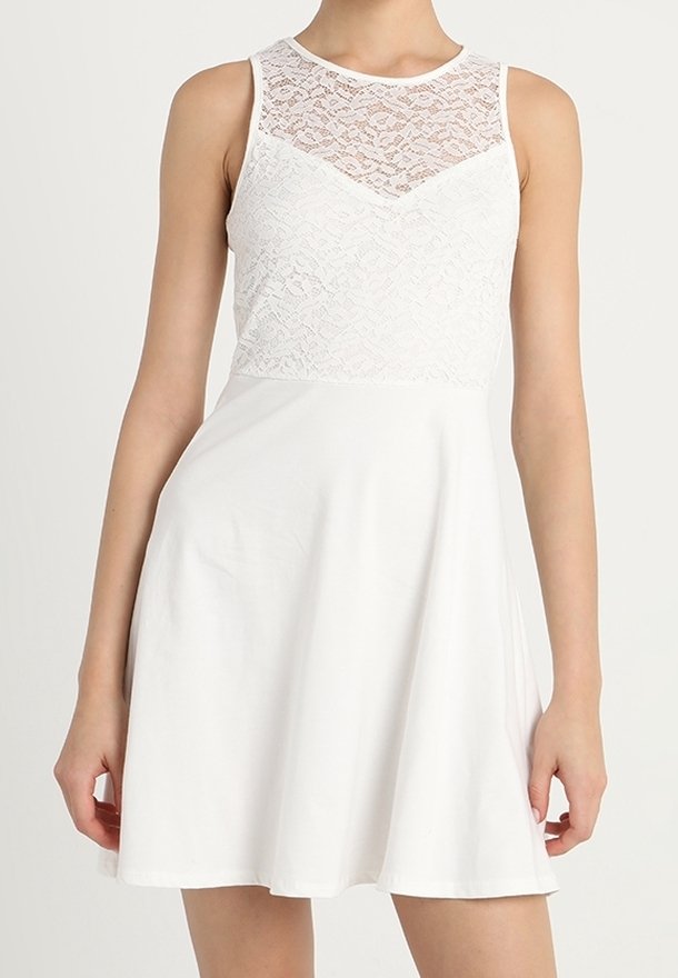 Bílé šaty s krajkovým korzetem a bezrukávovým designem. Rozšířená sukně pro pohodlný střih. Měkká látka s hladkým povrchem.