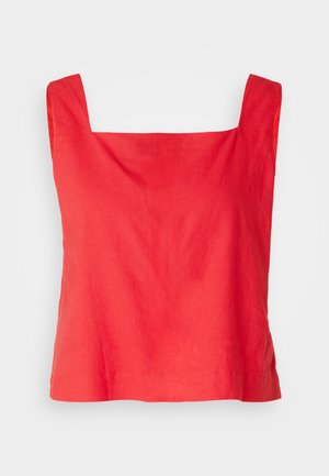 Rød tanktopp med firkantet hals i lett stoff, med brede skulderstropper og rett kant. Glatt tekstur med minimalt design.