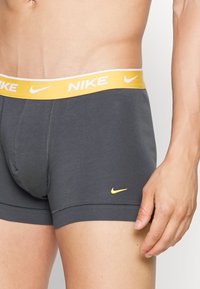 Nike Underwear TRUNK 3 PACK - Cuecas boxer - yellow ochre/game royal/anthracite