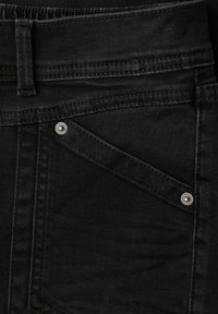 Černé džíny z denimu s jemnou strukturou, pětiprvkovým designem kapes a stříbrnými kovovými doplňky na přední kapse.