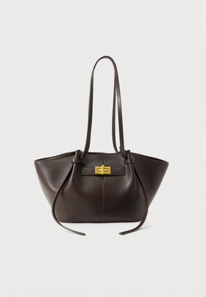 Tamsiai ruda odinė rankinė su dviem ilgomis peties diržais ir priekyje auksine, stačiakampio formos sukimo spyna.