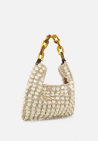 Bežová tkaná kabelka s velkými kulatými flitry a chunky řetězovým uchopem z želvoviny na bílém pozadí.