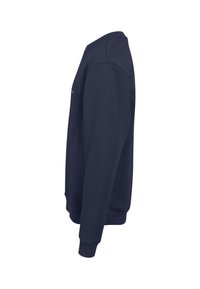 Felpa navy con collo rotondo, maniche lunghe, polsini e orlo a costine, realizzata in tessuto morbido con branding minimalista sul davanti.