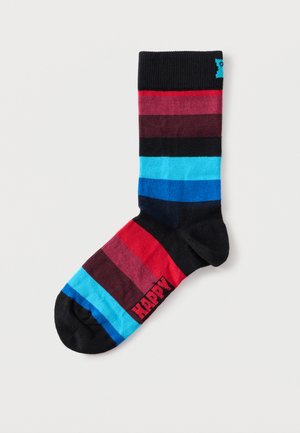 Sokk med horisontale striper i svart, rødt, burgunder, lyseblått, mørkeblått, og teksten "HAPPY" nær tåen i rødt på svart bakgrunn.