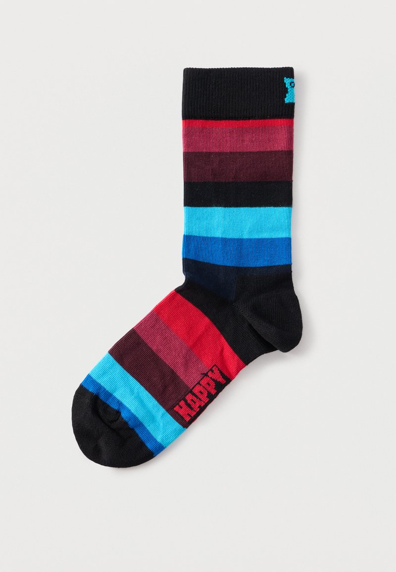 Κάλτσα με οριζόντιες ρίγες σε μαύρο, κόκκινο, βυσσινί, ανοιχτό μπλε, σκούρο μπλε και το κείμενο "HAPPY" κοντά στη μύτη, σε κόκκινο χρώμα πάνω σε μαύρο φόντο.