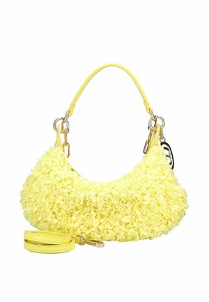 Borsa gialla coperta da piccoli fiori di tessuto con manico corto, tracolla lunga staccabile e accessori in metallo color oro.
