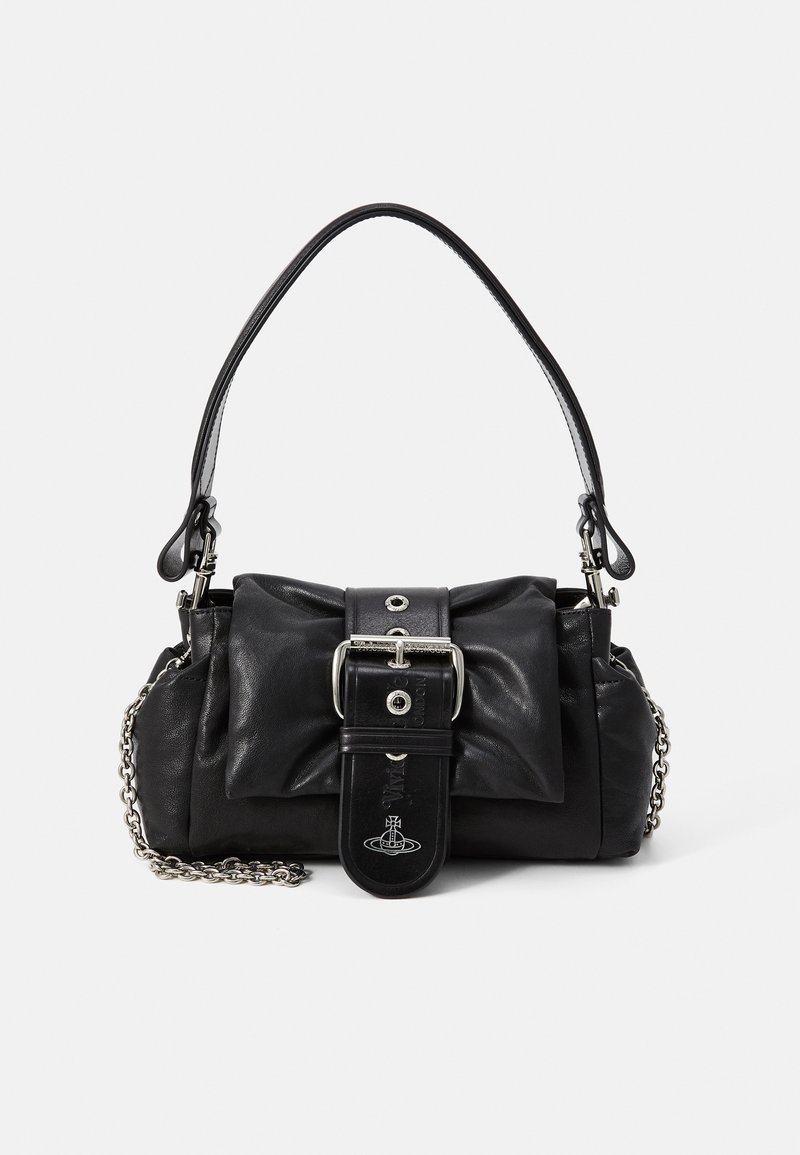 Melnas ādas rokassomas ar noapaļotu formu, loku detalizāciju priekšpusē, sudraba aparatūru, ķēdes siksnu un īsu rokturi.