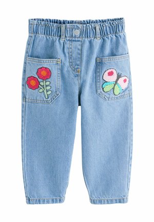 Hellblaue Kleinkinder-Jeans mit elastischem Bund, Fronttaschen, roter Blumenstickerei auf der linken Tasche und bunter Schmetterlingsstickerei auf der rechten Tasche.