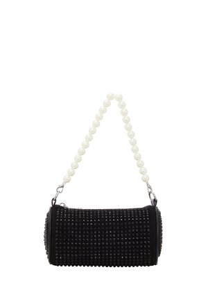 Borsa cilindrica nera con texture chiodata, abbellita con una maniglia in perle e dettagli in metallo argentato.