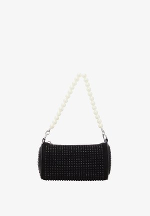 Czarna cylindryczna torba na ramię o teksturze z ćwiekami, ozdobiona perłowym uchwytem i srebrnymi akcentami.