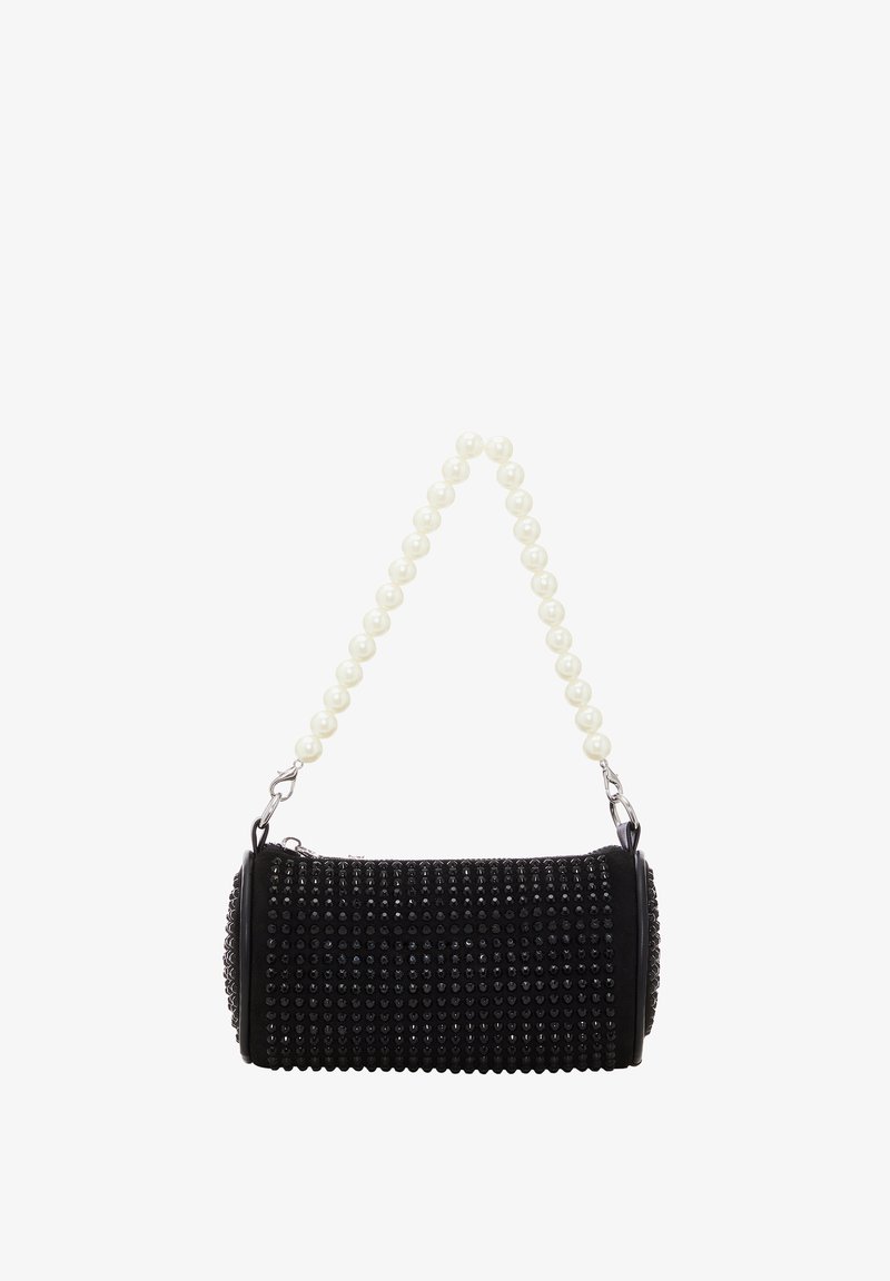 Czarna cylindryczna torba na ramię o teksturze z ćwiekami, ozdobiona perłowym uchwytem i srebrnymi akcentami.