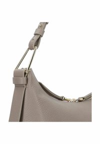 Borsa a spalla in pelle grigia chiara con finitura testurizzata, caratterizzata da dettagli in metallo dorato e una forma curva, messa in risalto da un design della tracolla elegante.