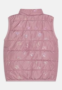 Gepolsterte rosa Weste mit schwachen Katzenmustern und schillernden Akzenten. Besitzt einen hohen Kragen und horizontale Nähte.