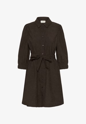 Tumši brūns, līdz ceļiem garš kleita, izgatavota no teksturēta auduma. Tam ir apkakles kakla izgriezums, pogu priekšpuse un sasietā josta, kas nodrošina regulējamu piegulšanu.