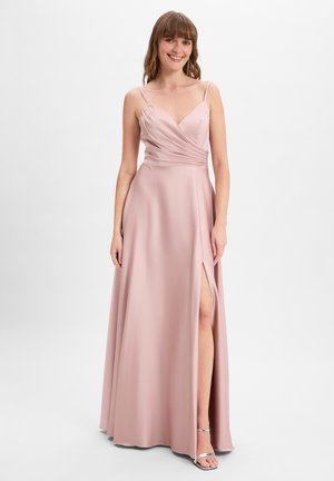 Langes, pinkes Chiffonkleid mit V-Ausschnitt, gerafften Details an der Brust und einem seitlichen Schlitz. Es hat dünne Träger und eine fließende Silhouette.