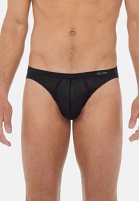 Schwarze Herrenunterhosen aus leichtem Stoff mit einem tief sitzenden Design, elastischem Bund und einer Tasche vorne für zusätzlichen Halt.