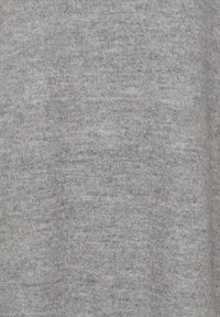 Tejido gris con una superficie suave y ligeramente texturizada. El material está tejido y presenta un sutil patrón jaspeado con tonos de gris variados.