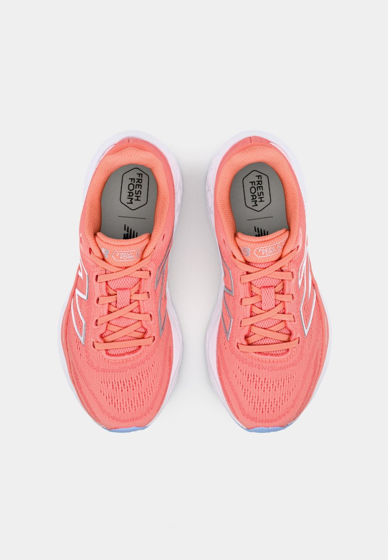 Zapatillas de correr ligeras de malla color coral con acentos blancos, parte superior texturizada y mediasoles acolchados. Presentan un logo en la plantilla.