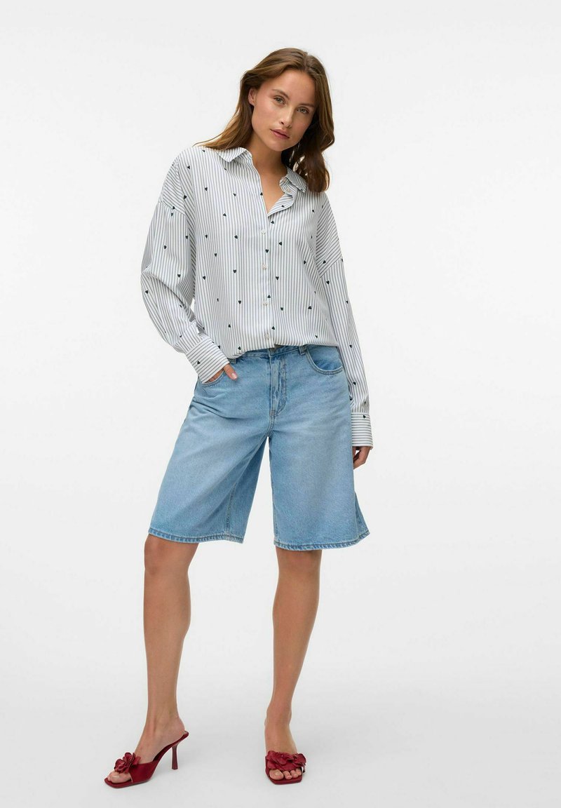 Gestreept overhemd met stippen, lichtblauwe denimshorts en rode gehakte sandalen. Relaxte fit, lange mouwen en zachte stoftextuur.
