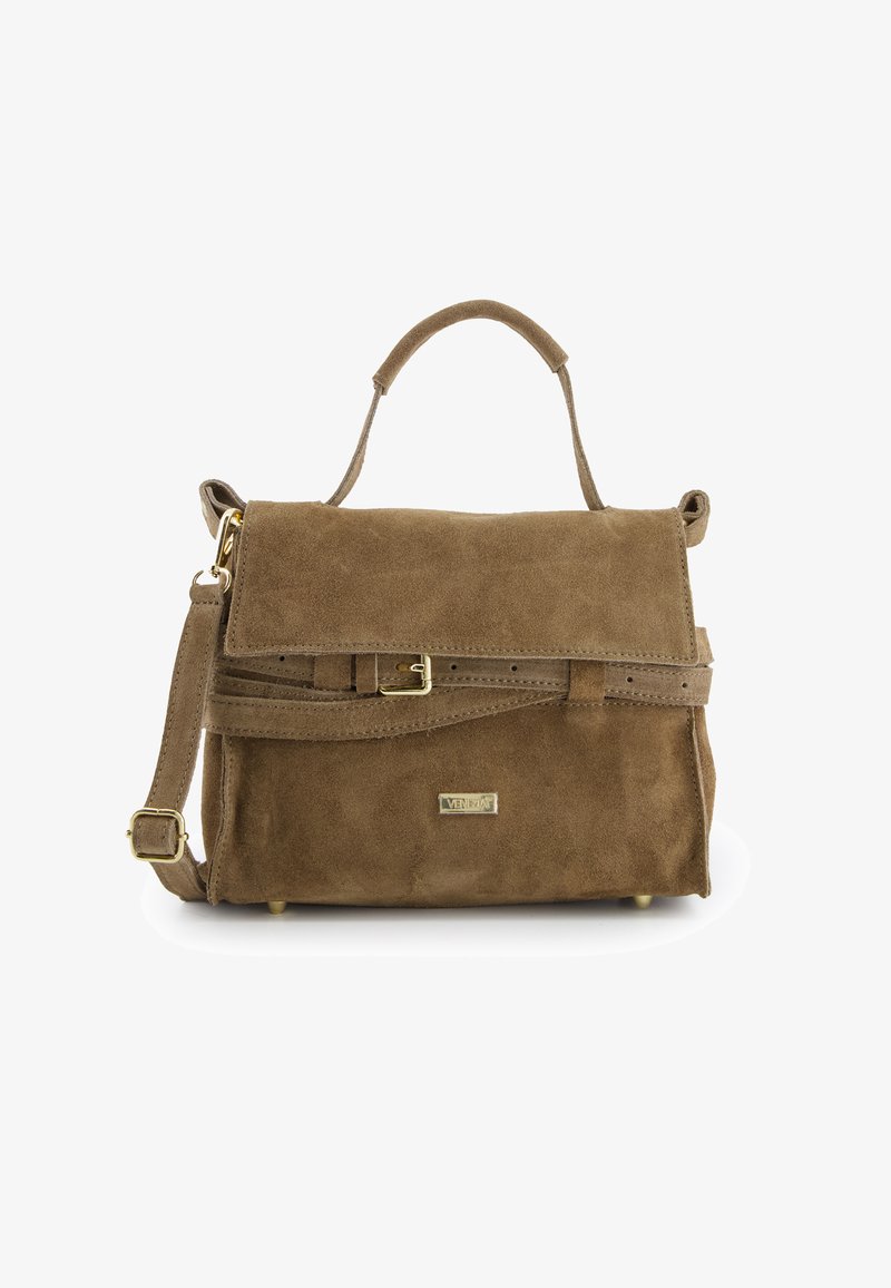 Braune Wildlederhandtasche mit Klappenverschluss, goldfarbenen Beschlägen, verstellbarem Träger und flachem Frontfach. Die Tasche hat eine glatte Textur und eine strukturierte Form.