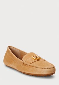 Semišni loafers v svetli rjavi barvi s sleek obliko, z zlatim monogramom in gumijastim podplatom s čepi za protizdrsnost.