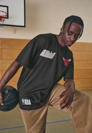 NBA CHICAGO BULLS GRAPHIC TEE - Trükipildiga T-särk - black