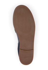 Marineblauwe schoen met een glad bovenwerk en rubberen loopzool. De loopzool heeft een golfpatroon en is gemarkeerd met maat 37, wat extra grip biedt.
