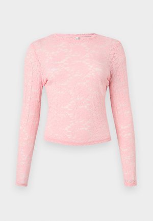 Top de encaje rosa de manga larga con patrón floral, cuello redondo y silueta ajustada, mostrado sobre un fondo liso.