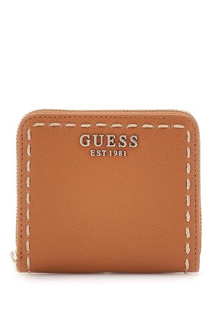 Portefeuille en cuir marron avec des coutures beiges contrastées, fermeture zippée et logo embossé "Guess EST 1981" à l'avant. Forme rectangulaire compacte.