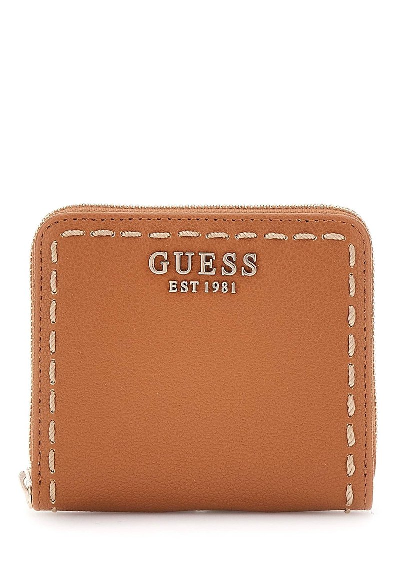 Brun læder pung med kontrasterende beige syninger, lynlåslukning og præget "Guess EST 1981" logo på fronten. Kompakt rektangulær form.