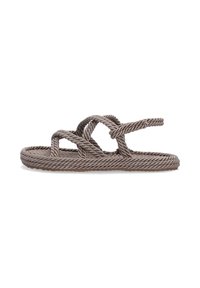 Vlechtbanden sandalen in een gedempte taupe kleur. De gestructureerde banden kruisen bovenaan. Platte zool met een subtiele bruine basis.