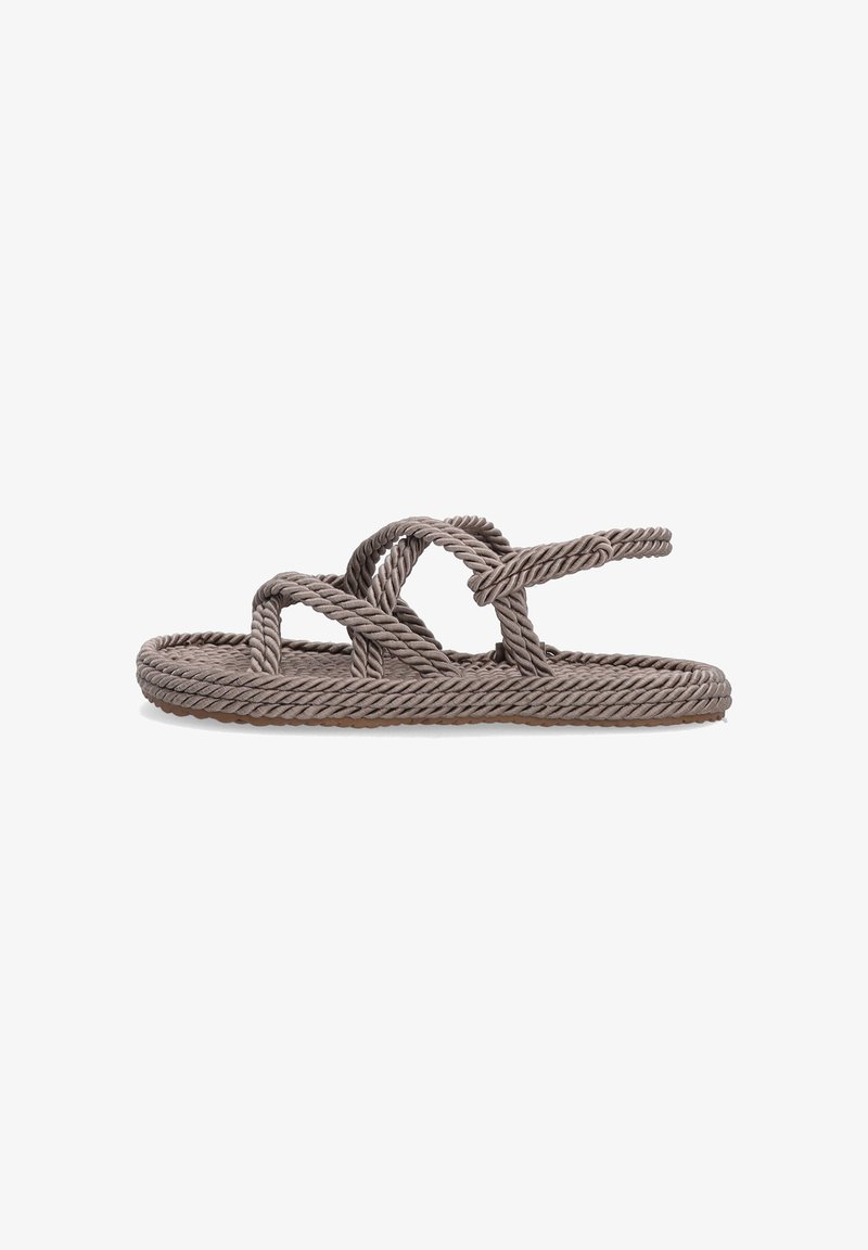 Vlechtbanden sandalen in een gedempte taupe kleur. De gestructureerde banden kruisen bovenaan. Platte zool met een subtiele bruine basis.