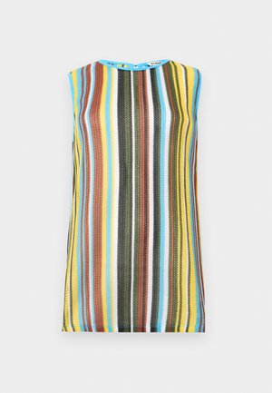 Bezruký pletený top s vertikálnymi pruhmi v žltej, modrej, hnedej, zelenej, bielej a čiernej farbe na svetlom pozadí.