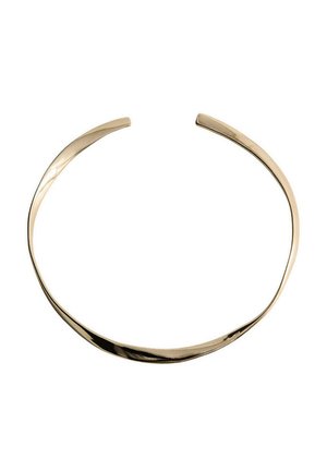 Collier ras-du-cou en or ouvert avec un design métallique lisse, légèrement torsadé et une finition polie sur fond blanc.