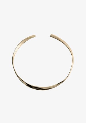 Collier ras-du-cou en or ouvert avec un design métallique lisse, légèrement torsadé et une finition polie sur fond blanc.