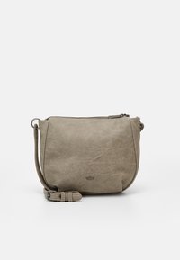 Szara skórzana torba typu crossbody o zaokrąglonym kształcie, textured powierzchni, regulowanym pasku i zamknięciu na zamek na górze. Mały akcent z logo z przodu.