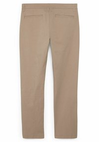 Pantalon beige à jambes droites avec deux poches passepoilées à l'arrière et passants pour ceinture, en tissu lisse, vu de dos.