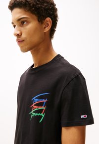 Tommy Jeans REG TWISTED SIGNTR EXT - Print T-shirt - black
