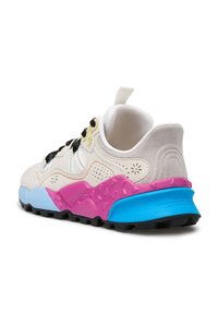 Sneakers med en flerfärgad design, vit ovandel, svarta snören och en texturerad pastellrosa och blå sula. Detaljer inkluderar perforeringar.