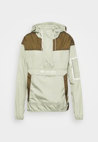 Chaqueta con capucha de Columbia Sportswear en verde claro y marrón, con bolsillo delantero, bolsillo con cremallera en la manga y cordones ajustables en la capucha.