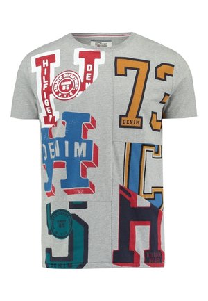 T-shirt gris à manches courtes avec de grandes lettres et chiffres colorés en blocs rouges, bleus, jaunes et verts, affichant les mots "Denim" et "Hilfiger".
