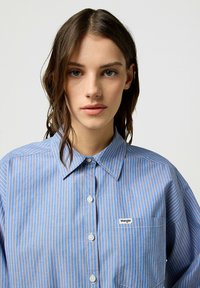 Wrangler LONG SLEEVE COOL - RELAXED FIT - Camicia - dusty blue