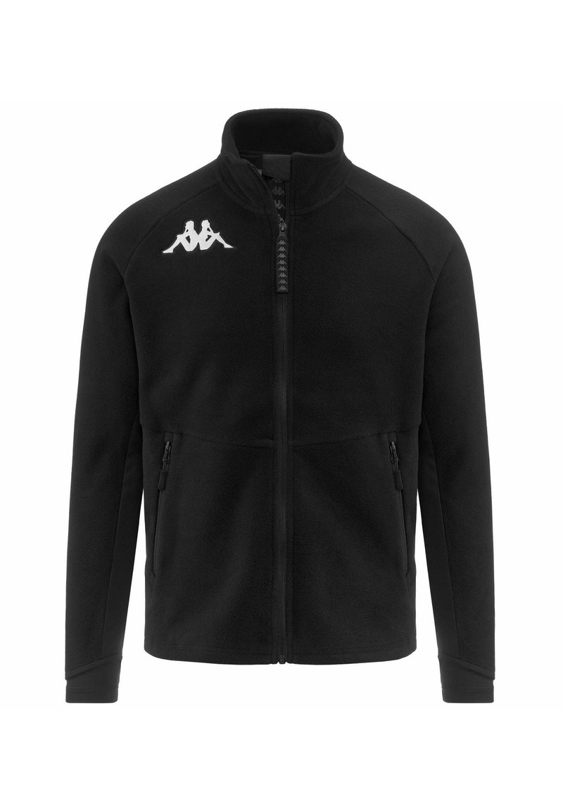 Giacca in pile nera con colletto alto, zip frontale e due tasche laterali. Presenta un logo bianco sul lato sinistro del petto e un tessuto testurizzato.