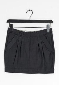 Lyhyet mustat hameet, joissa on laskostuksia, valmistettu kudotusta kankaasta. Varustettu vyölenkkivyötäröllä ja helmapään viimeistelyllä. Esillä mustassa ripustimessa.